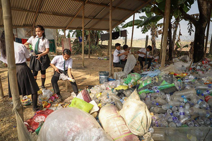 โรงเรียนในอินเดีย ให้นักเรียนนำ "ขยะพลาสติก" มาแลกเป็นค่าเทอม